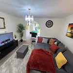 3 Bedroom Pool House In Birmingham