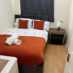3 Bedroom Pool House In Birmingham