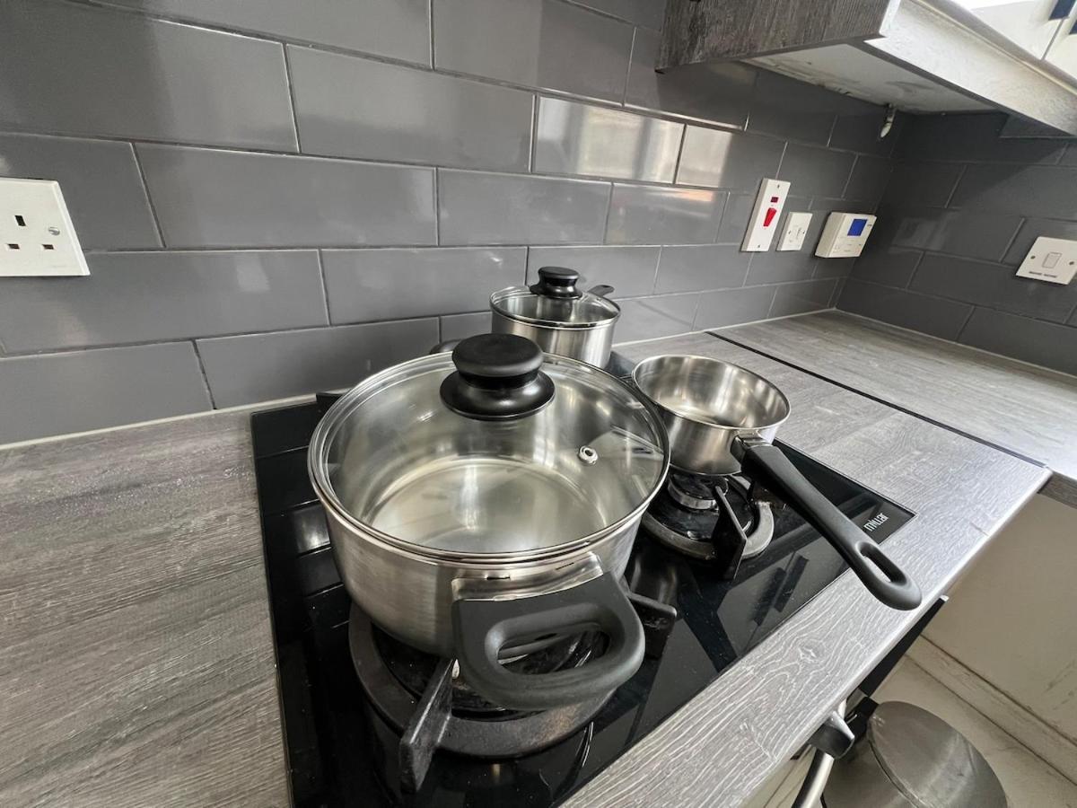 3 Bedroom Pool House In Apartment