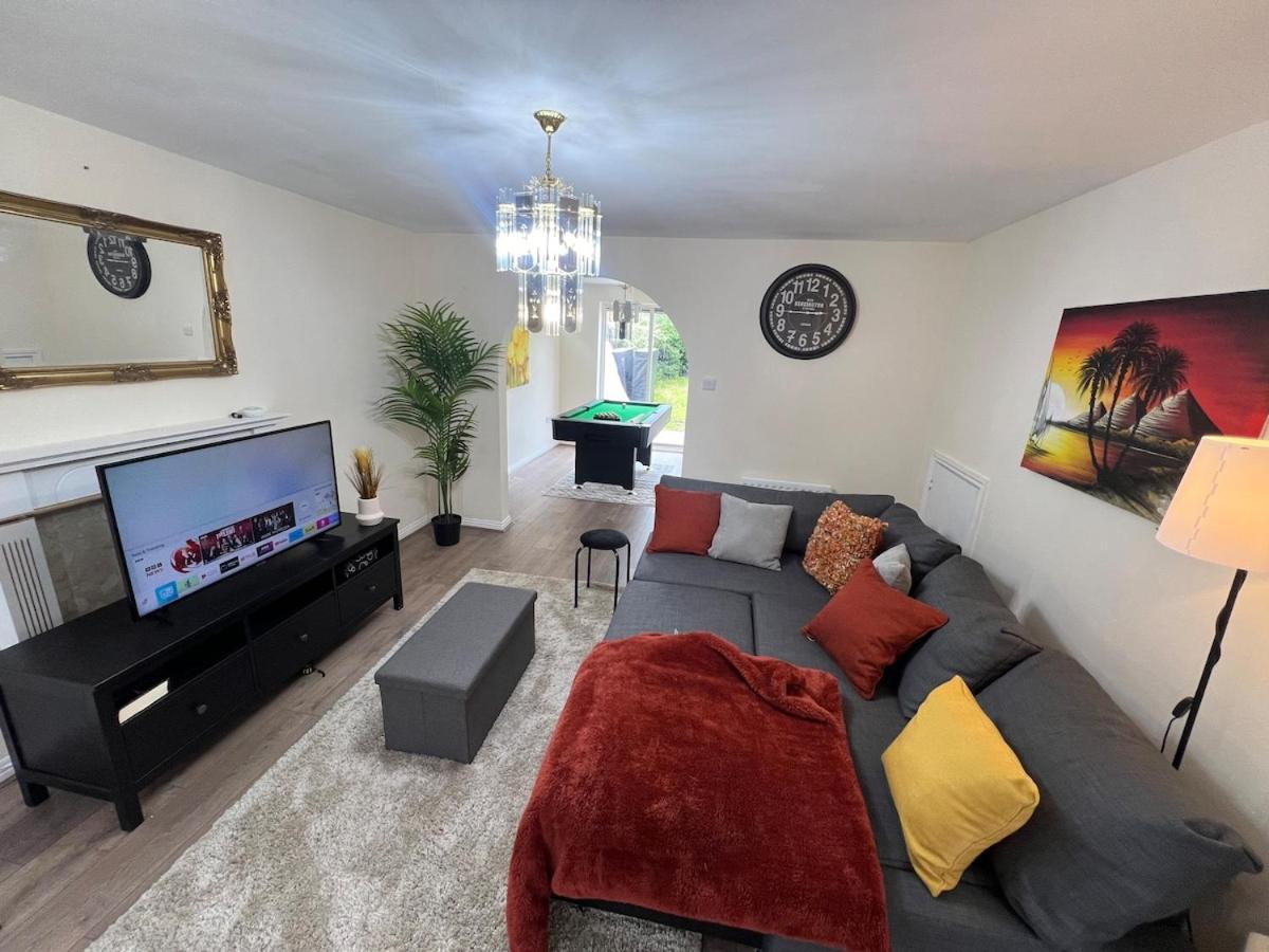 Apartment 3 Bedroom Pool House In *
